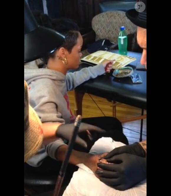 De passage à Auckland en Nouvelle-Zélande, la chanteuse Rihanna s'est offert un tatouage tribal à la manière traditionnelle Maori, le 8 octobre 2013.