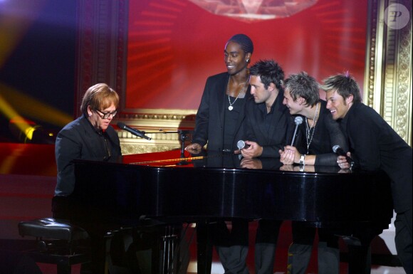 Elton John et Blue à Paris le 13 février 2003.