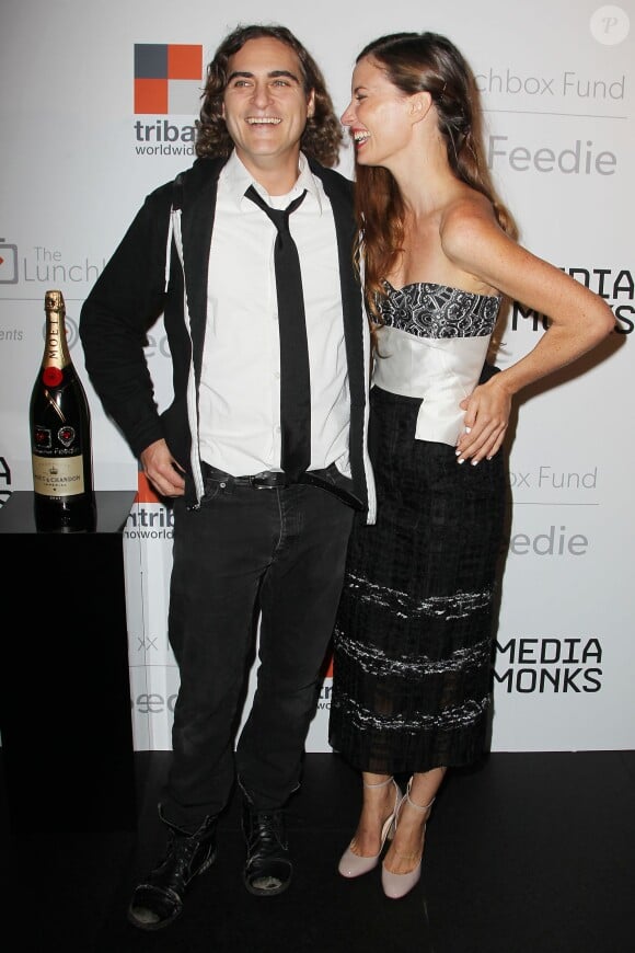 Joaquin Phoenix et Topaz Page-Green lors de la soirée Lunchbox Fund au Buddakan à New York, le 9 octobre 2013.