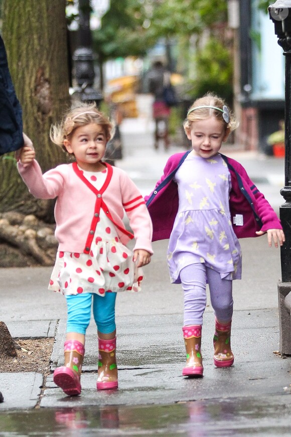 Tabitha et Marion sur le chemin de l'école à New York, le 10 octobre 2013.