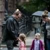 Matthew Broderick emmène ses filles Tabitha et Marion à l'école à New York, le 10 octobre 2013.