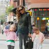 Sarah Jessica Parker emmène ses filles Tabitha et Marion à l'école à New York, le 9 octobre 2013.