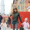 Sarah Jessica Parker emmène ses filles Tabitha et Marion à l'école à New York, le 9 octobre 2013.