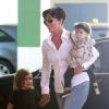 Kris Jenner emmène ses petits enfants Mason et Penelope dans un centre commercial à Calabasas, le 4 octobre 2013.