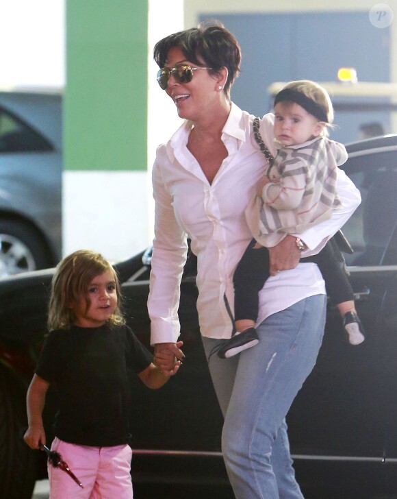 Kris Jenner emmène ses petits enfants Mason et Penelope dans un centre commercial à Calabasas, le 4 octobre 2013.