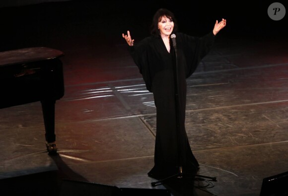 Juliette Gréco lors de sa représentation au Festival de Ramatuelle le 7 août 2013, quelques minutes avant d'être victime d'un malaise qui la contraindra à mettre un terme à son concert