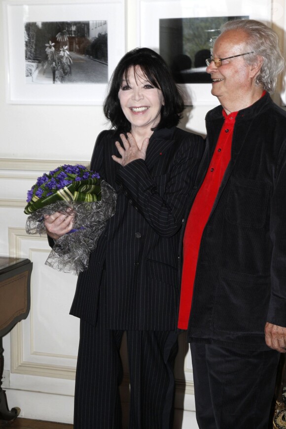 Juliette Gréco et son compagnon Gérard Jouannest à la mairie de Paris le 12 avril 2012 après avoir reçu la médaille Grand Vermeil de la ville