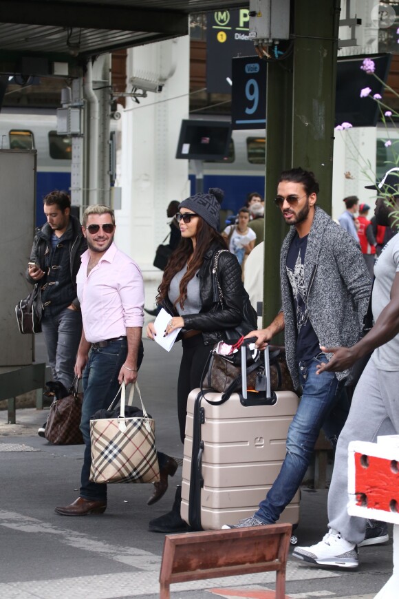 Exclusif - Nabilla Benattia quitte Paris et prend le train à la gare de Lyon le 4 octobre 2013.