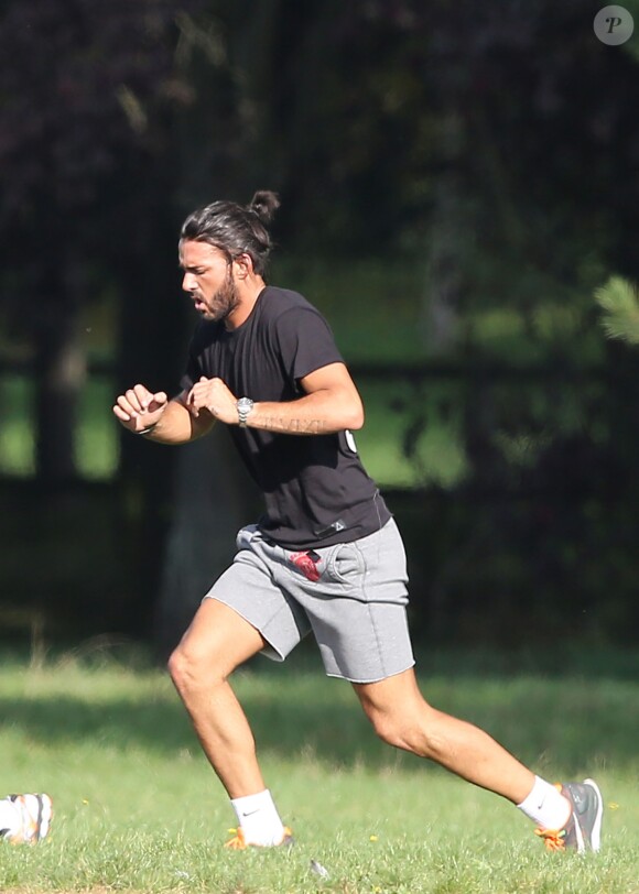 Exclusif - Thomas Vergara, le compagnon de Nabilla Benattia, fait sa séance de sport au bois de Boulogne, le 8 octobre 2013.