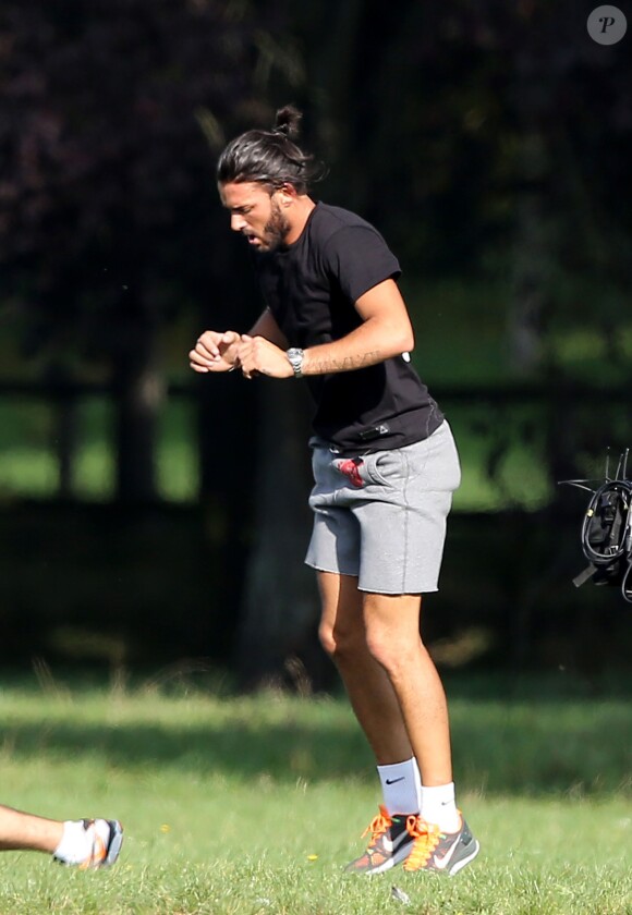 Exclusif - Thomas Vergara, le compagnon de Nabilla Benattia, fait sa séance de sport au bois de Boulogne, le 8 octobre 2013.