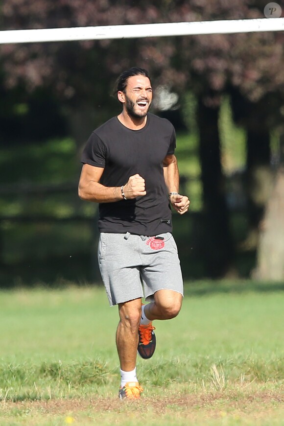 Exclusif - Thomas Vergara, le compagnon de Nabilla Benattia, fait sa séance de sport au bois de Boulogne, le 8 octobre 2013.