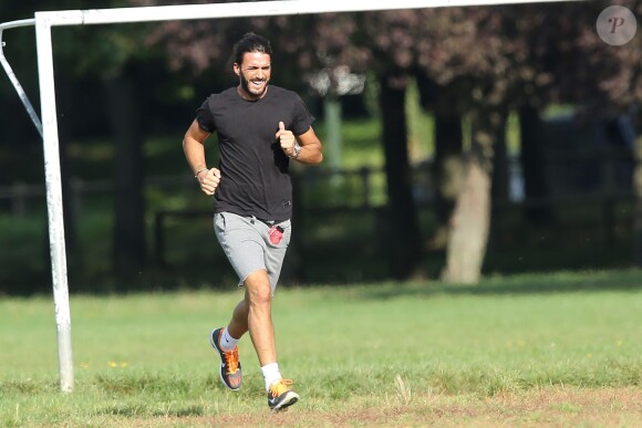 Exclusif - Thomas Vergara, le compagnon de Nabilla Benattia, fait sa séance de sport au bois de Boulogne, le 8 octobre 2013.