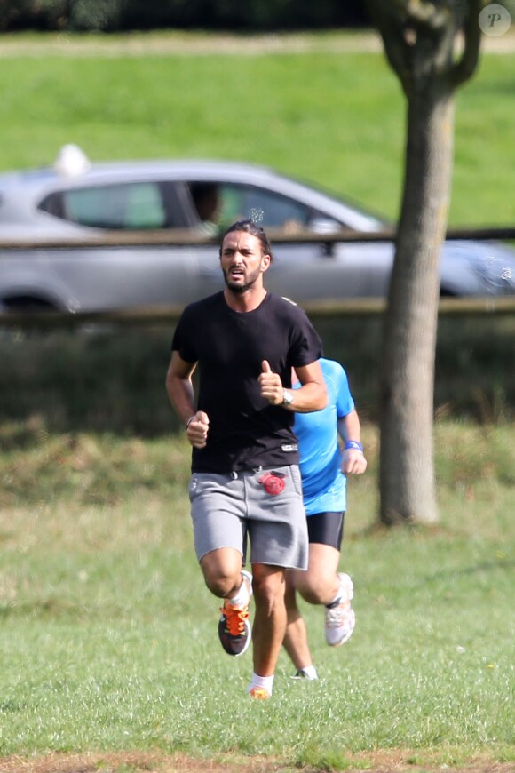 Exclusif - Thomas Vergara, le compagnon de Nabilla Benattia, fait sa séance de sport au bois de Boulogne, le 8 octobre 2013.