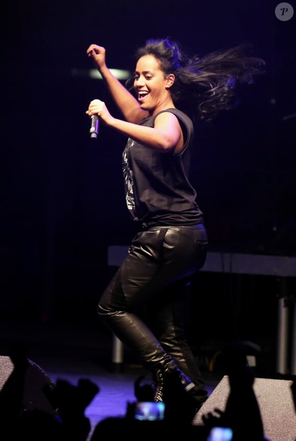Amel Bent à Lyon, le 12 0ctobre 2013, lors de la 7ème édition de "Foot-Concert" au Palais des sports.