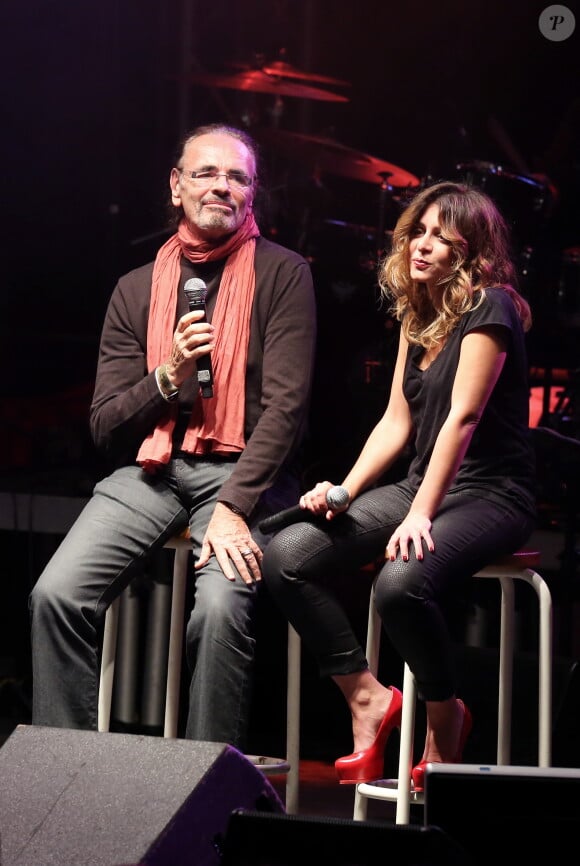 Nicolas Peyrac et Julie Zenatti à Lyon, le 12 0ctobre 2013, lors de la 7ème édition de "Foot-Concert" au Palais des sports.