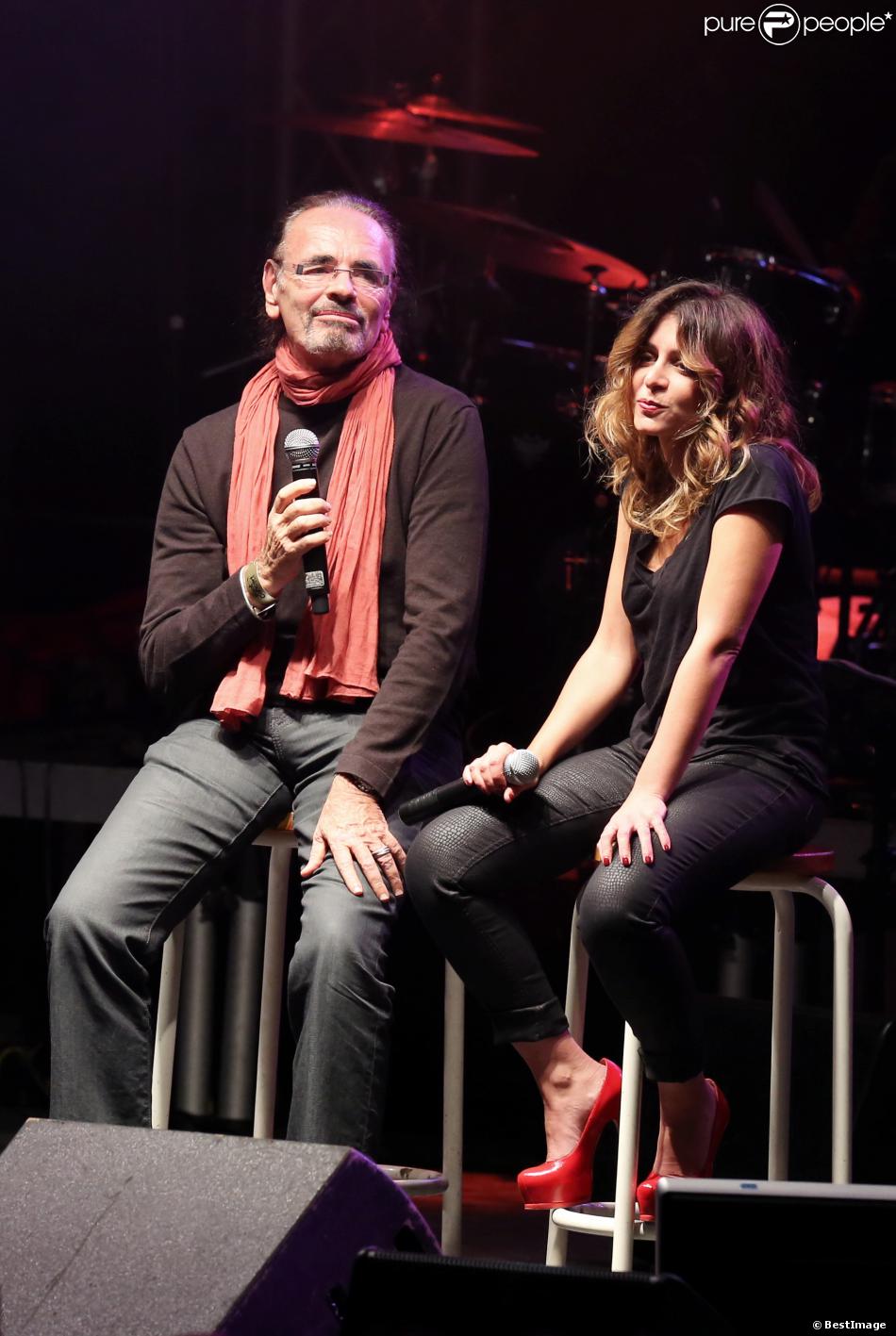 Nicolas Peyrac et Julie Zenatti à Lyon, le 12 0ctobre 2013, lors de la 7ème édition de &quot;Foot-Concert&quot; au Palais des sports.