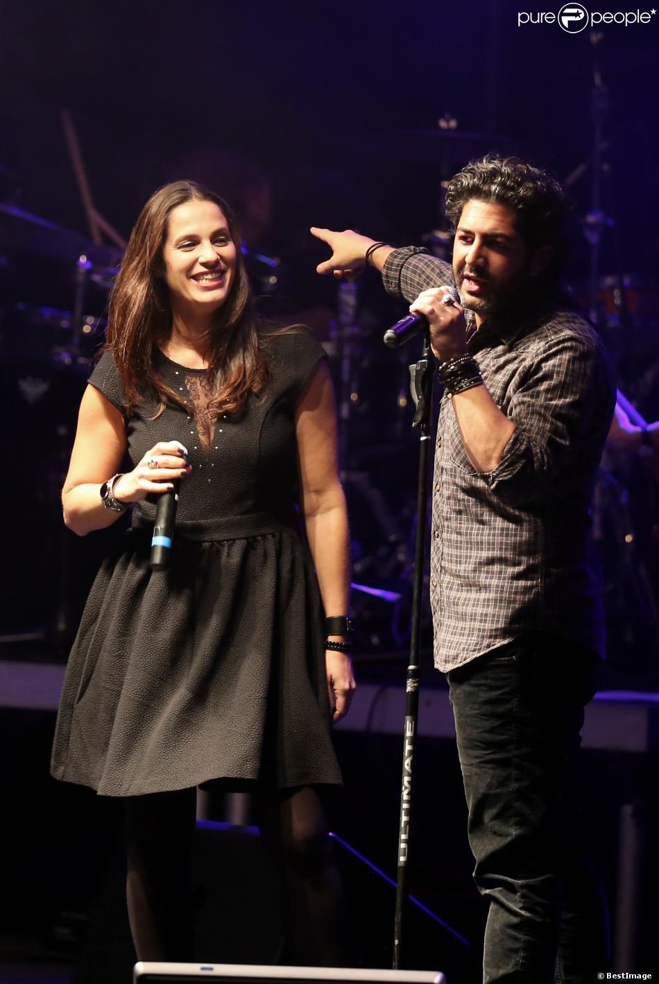 Elisa Tovati et John Manam à Lyon, le 12 0ctobre 2013, lors de la 7ème édition de &quot;Foot-Concert&quot; au Palais des sports.