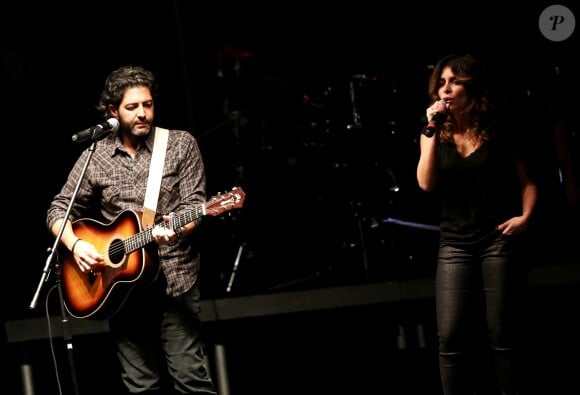 John Manam et Julie Zenatti à Lyon, le 12 0ctobre 2013, lors de la 7ème édition de "Foot-Concert" au Palais des sports.
