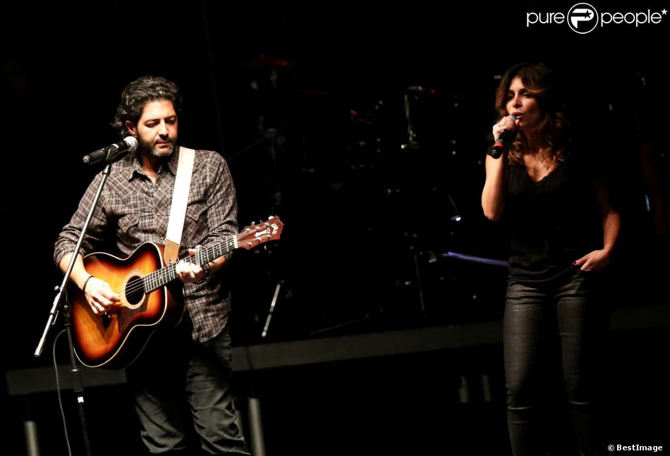 John Manam et Julie Zenatti à Lyon, le 12 0ctobre 2013, lors de la 7ème édition de &quot;Foot-Concert&quot; au Palais des sports.