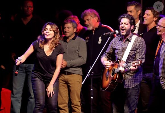 John Manam et Julie Zenatti à Lyon, le 12 octobre 2013, lors de la 7ème édition de "Foot-Concert" au Palais des sports.