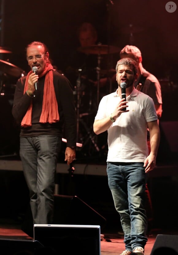 Nicolas Peyrac et Grégoire à Lyon, le 12 octobre 2013, lors de la 7ème édition de "Foot-Concert" au Palais des sports.