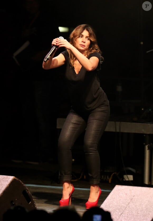 Julie Zenatti à Lyon, le 12 octobre 2013, lors de la 7ème édition de "Foot-Concert" au Palais des sports.