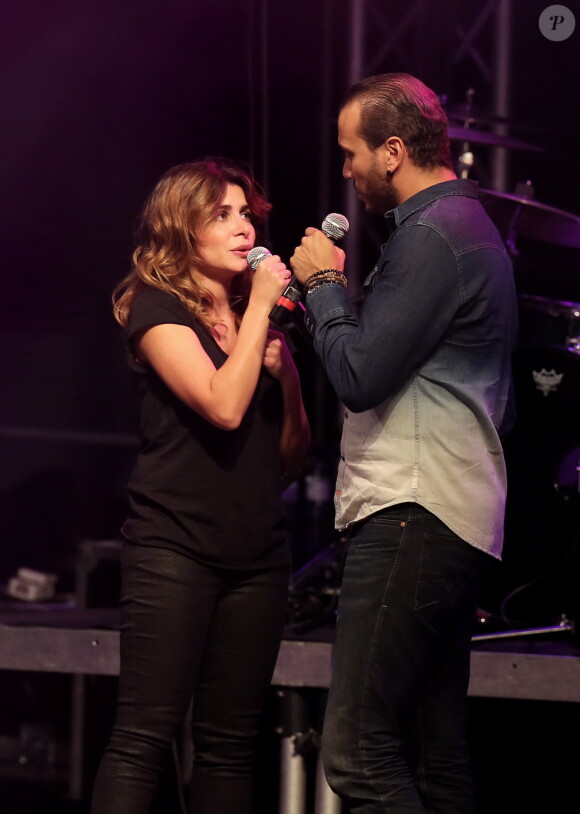 Julie Zenatti et Merwan Rim à Lyon, le 12 octobre 2013, lors de la 7ème édition de "Foot-Concert" au Palais des sports.