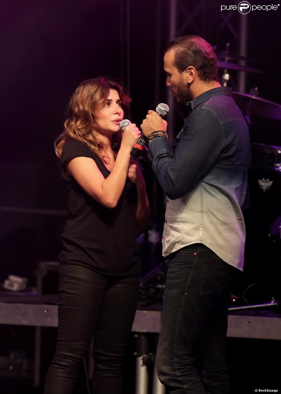 Julie Zenatti et Merwan Rim à Lyon, le 12 octobre 2013, lors de la 7ème édition de &quot;Foot-Concert&quot; au Palais des sports.