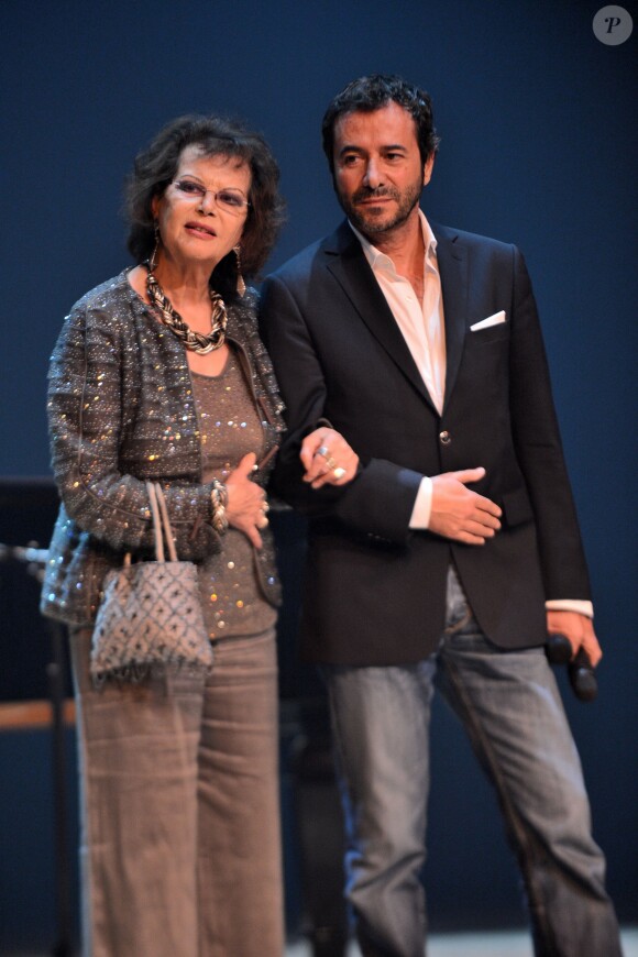 Claudia Cardinale et Bernard Montiel lors du 20e gala annuel de charité "Faire Face" organisé à l'Opéra d'Avignon, le 12 octobre 2013.