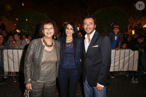 Claudia Cardinale, Déborah et Bernard Montiel lors du 20e gala annuel de charité "Faire Face" organisé à l'Opéra d'Avignon, le 12 octobre 2013.
