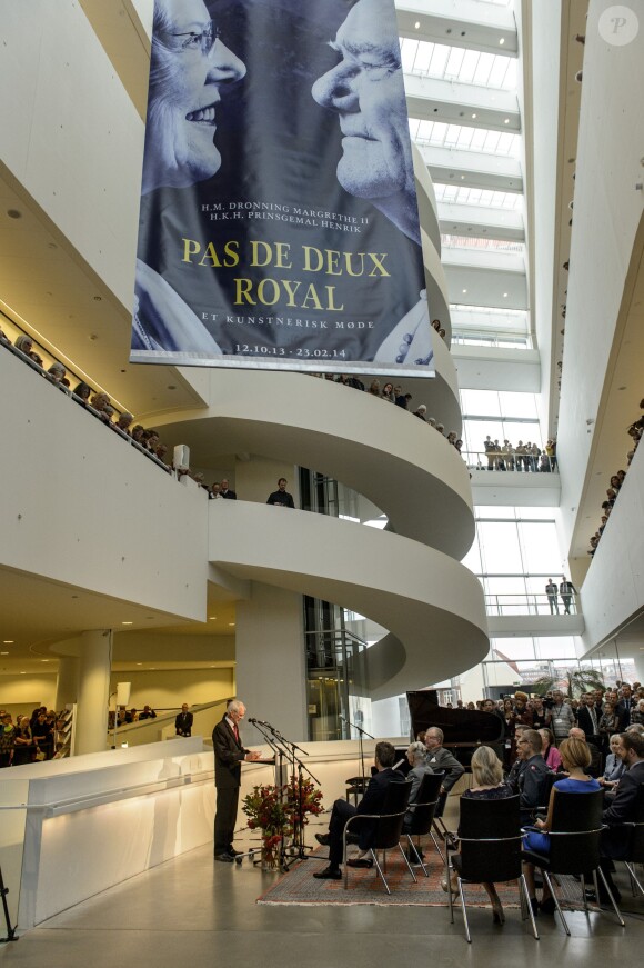 La reine Margrethe II, le prince Henrik, le prince héritier Frederik et la princesse Mary, lors de l'inauguration et le vernissage de l'exposition Pas De Deux Royal, une rencontre artistique, au musée Aros de Aarhus, le 11 octobre 2013