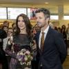 La princesse Mary et son époux le prince Frederik, couple amoureux lors de l'inauguration et le vernissage de l'exposition Pas De Deux Royal, une rencontre artistique, au musée Aros de Aarhus, le 11 octobre 2013