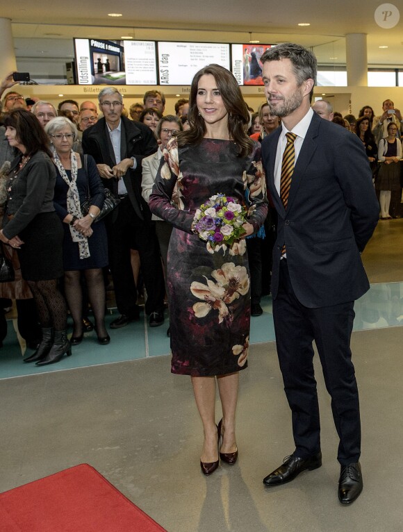La princesse Mary et son époux le prince Frederik, couple amoureux lors de l'inauguration et le vernissage de l'exposition Pas De Deux Royal, une rencontre artistique, au musée Aros de Aarhus, le 11 octobre 2013