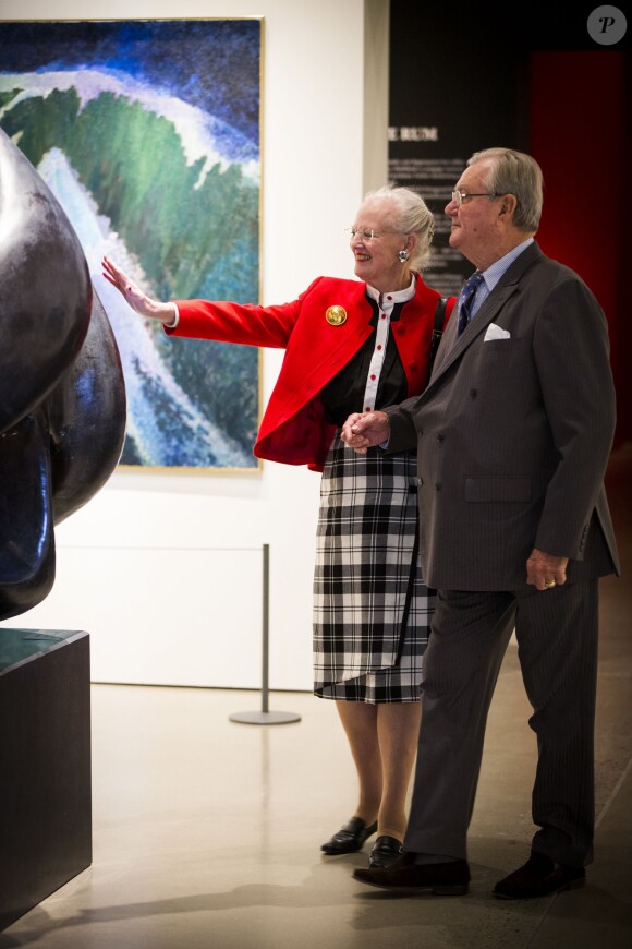 La reine Margrethe II et son époux le prince Henrik, lors de l'inauguration et le vernissage de l'exposition Pas De Deux Royal, une rencontre artistique, au musée Aros de Aarhus, le 11 octobre 2013
