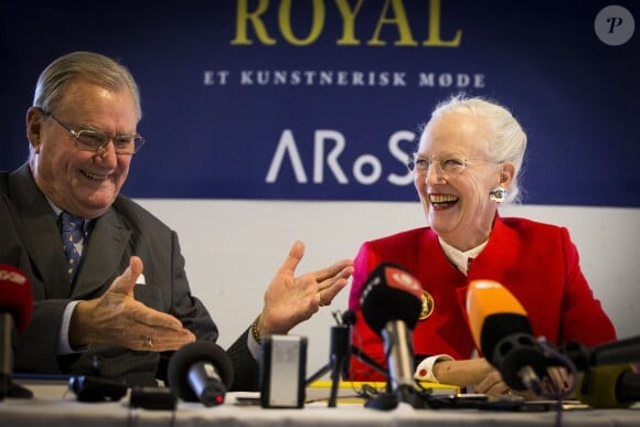 La reine Margrethe II et son époux le prince Henrik tout sourire, lors de l'inauguration et le vernissage de l'exposition Pas De Deux Royal, une rencontre artistique, au musée Aros de Aarhus, le 11 octobre 2013