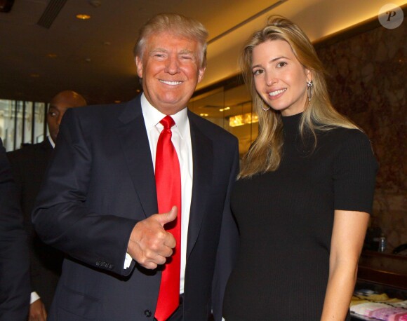 Donald et Ivanka Trump - Donald Trump a distribué des dollars à l'occasion du lancement du site web fundanything.com qu'il lancait en partenariat avec l'homme d'affaires Bill Zanker à New York le 8 mai 2013.