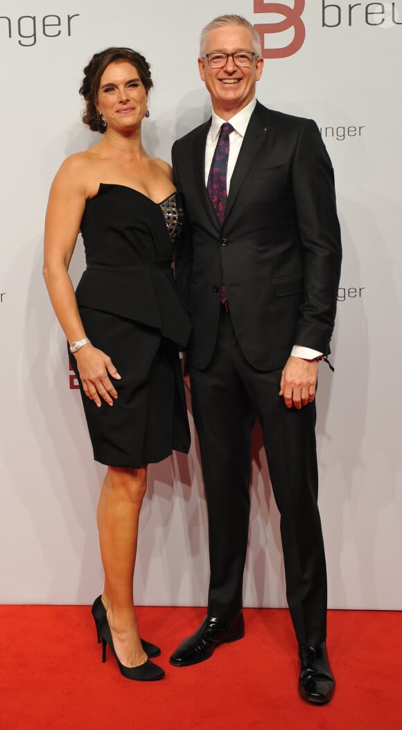 Brooke Shields et le patron de Breuninger Willy Oergel lors de l'inauguration du grand magasin de luxe Breuninger à Düsseldorf, le 16 octobre 2013
