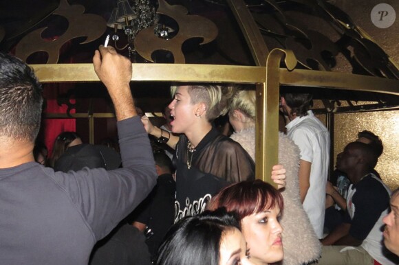Miley Cyrus fait la fête au nightclub "Beacher's Madhouse" à Los Angeles, le 16 octobre 2013.