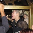 Miley Cyrus fait la fête avec des amis au nightclub "Beacher's Madhouse" à Los Angeles, le 16 octobre 2013.