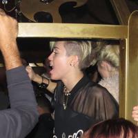 Miley Cyrus, party girl en infraction, déchaînée dans un nightclub