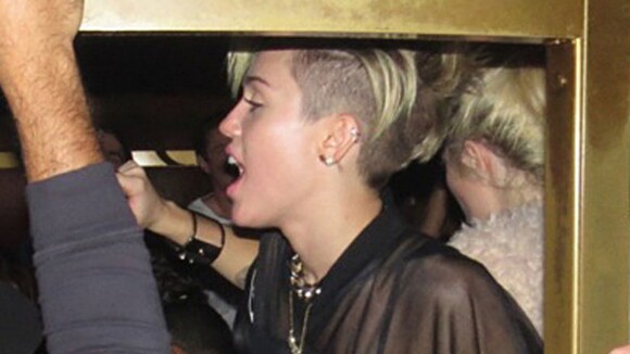 Miley Cyrus, party girl en infraction, déchaînée dans un nightclub