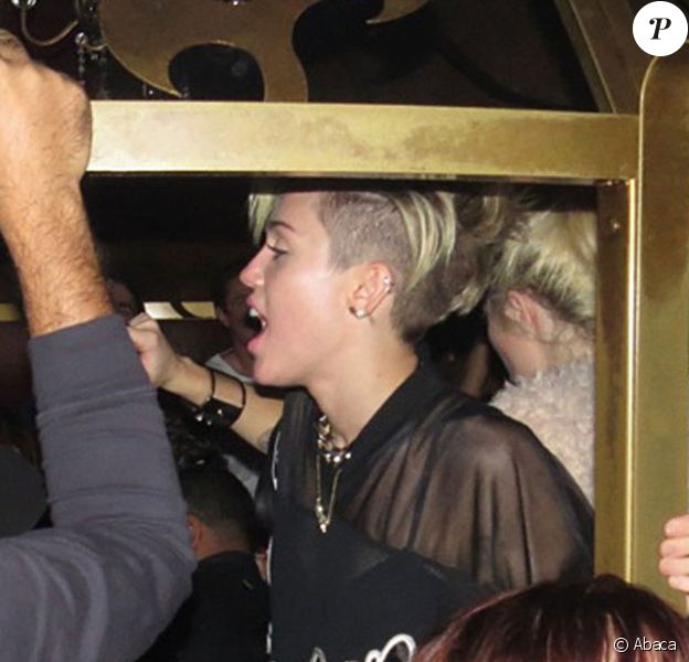 Miley Cyrus fait la fête avec des amis au nightclub "Beacher's Madhouse" à Los Angeles, le 16 octobre 2013.