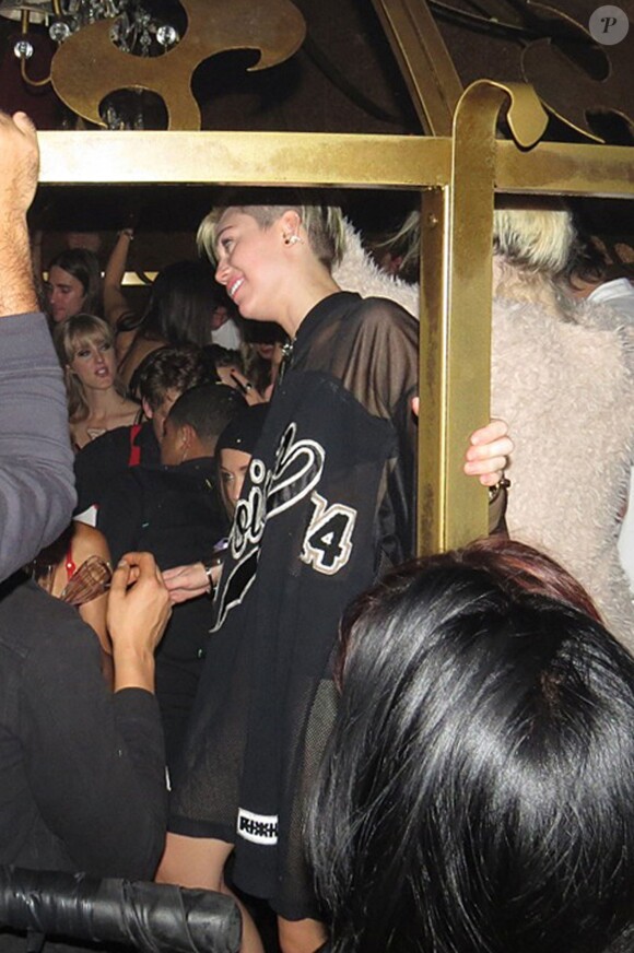 Miley Cyrus fait la fête au nightclub "Beacher's Madhouse" à Los Angeles, le 16 octobre 2013.