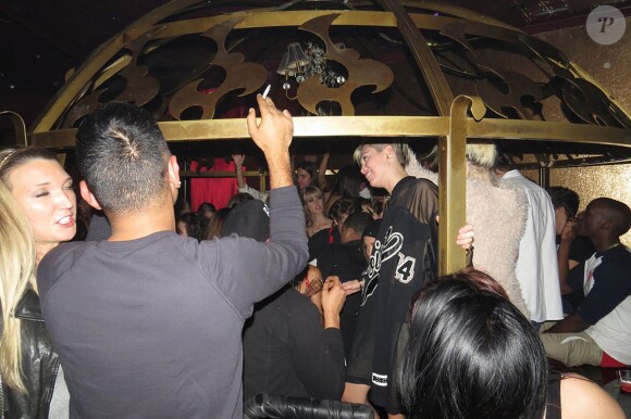 Miley Cyrus fait la fête avec des amis au nightclub "Beacher's Madhouse" à Los Angeles, le 16 octobre 2013