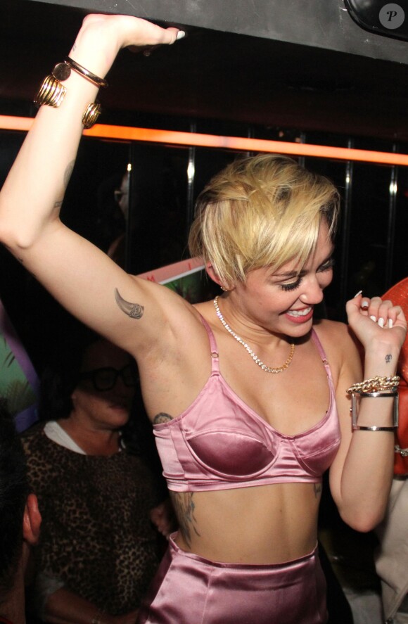 Miley Cyrus fait la fête pour la sortie de son nouvel album "Bangerz" à New York, le 8 octobre 2013.