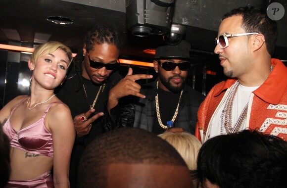 Miley Cyrus fait la fête avec des amis au nightclub "Beacher's Madhouse" à Los Angeles, le 16 octobre 2013