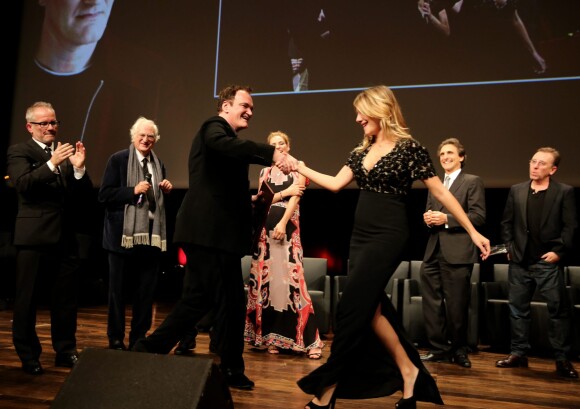 Quentin Tarantino et Mélanie Laurent partagent un pas de danse - Remise du Prix Lumière à Quentin Tarantino lors du Festival Lumière à Lyon le 18 octobre 2013.