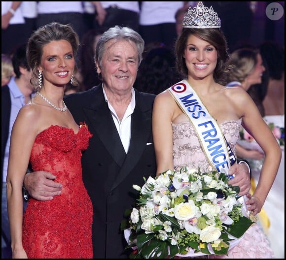 Sylvie Tellier avec Alain Delon et Laury Thilleman lors de Miss France 2011 à Caen le 4 décembre 2010.