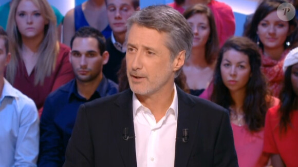 Antoine de Caunes reçoit Lilian Thuram qui s'exprime pour la première fois depuis sa rupture avec Karine Le Marchand, qui a fait coulé beaucoup d'encre, sur le plateau du Grand Journal de Canal + le 17 octobre 2013