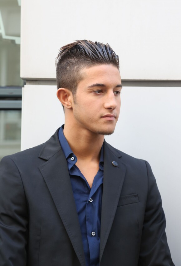 Exclusif - Tarek, petit frère de Nabilla Benattia, fume une cigarette devant chez NRJ12, le 21 octobre 2013, à Paris